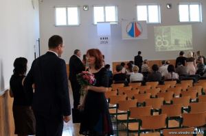 Pan radní JMK Mgr. Šelepa daroval galantně ředitelce školy blahopřejný symbol pro celou školu  - nádhernou kytici květů