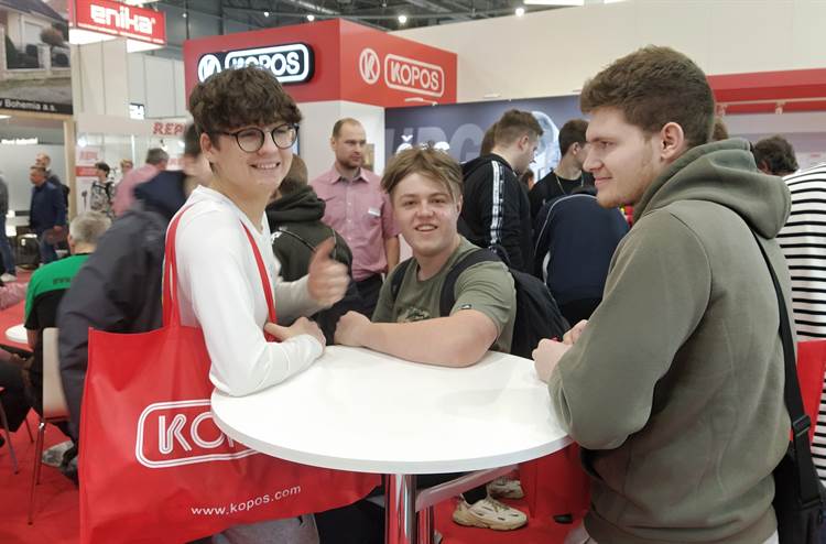Elektrikáři na veletrhu Ampér a přednášce firmy Kopos