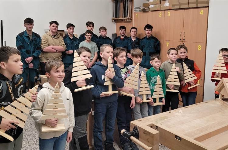 Výrobky ze dřeva a hlíny udělají radost