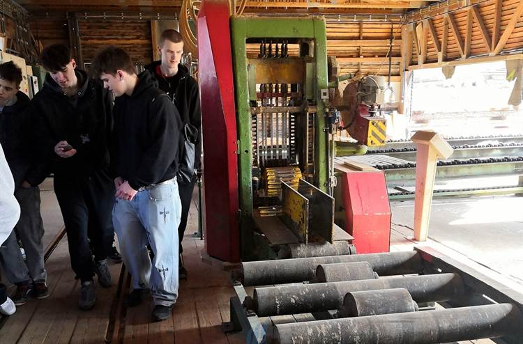 Od kulatiny k řezivu: žáci poznávali provoz pily v Olomučanech