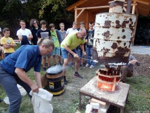 Učitel uměleckých oborů  pan Brtnický vytahuje žhavé koníky