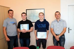 (zprava)  zástupce pro praktické vyučování  Ing.  Chládek a (zleva) vedoucí technického úseku pan Škrabal s vítězi soutěže
